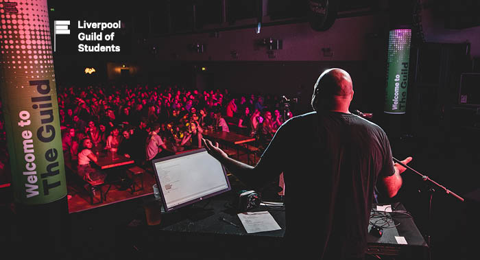 Quiz Master Che hosting to a crowd